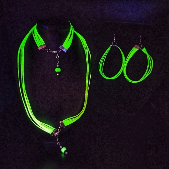 GLOW NECKLACE - Picture 3 of 13